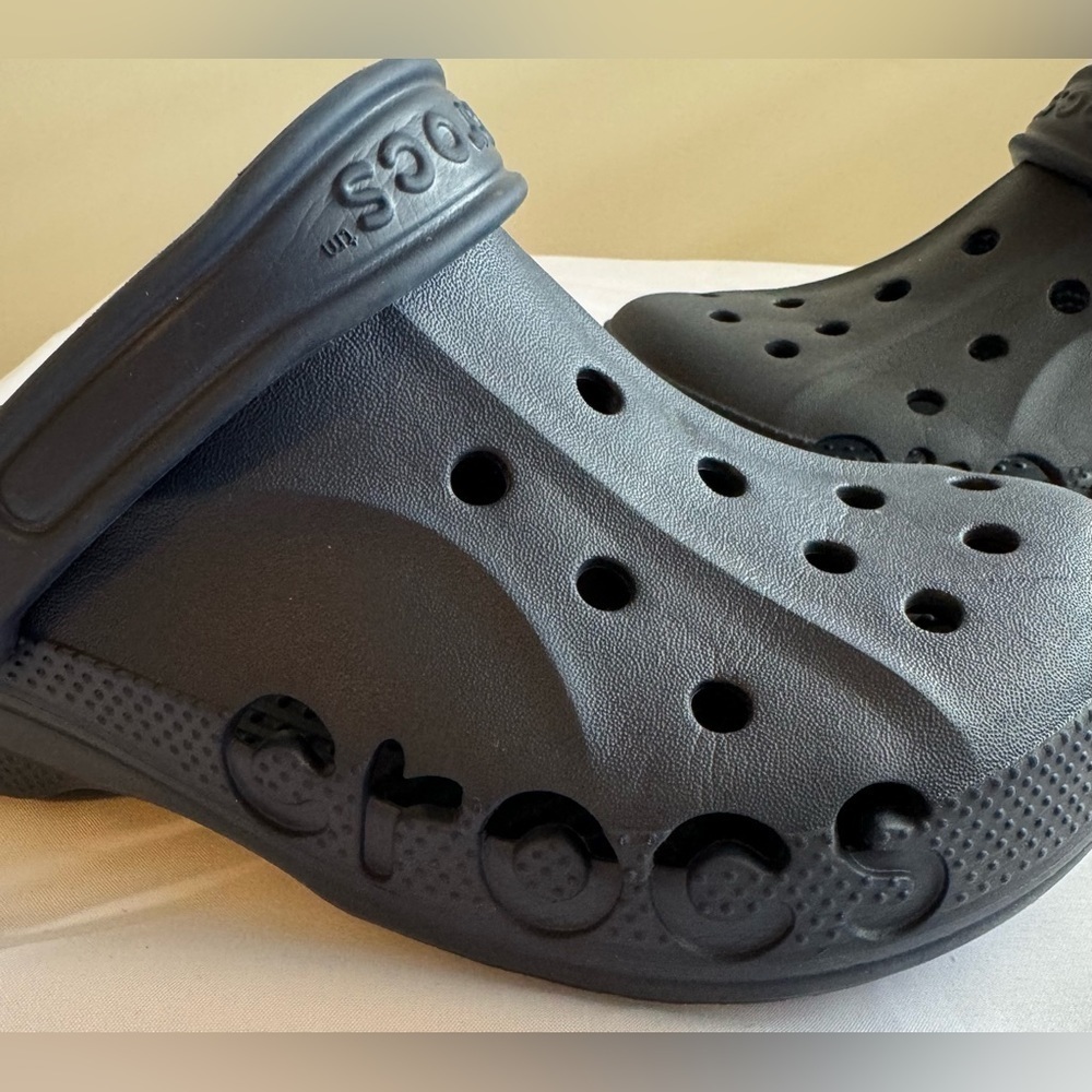 Crocs Unisex Baya Clog in Color Graphite Size 9 Men / 7 Women